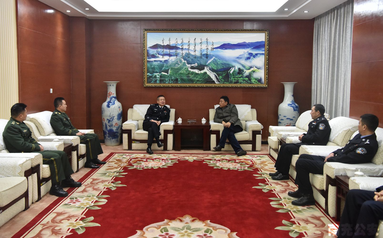 市委常委、市委政法委书记单木真,副市长、市公安局局长刘作鸿看望慰问武警官兵