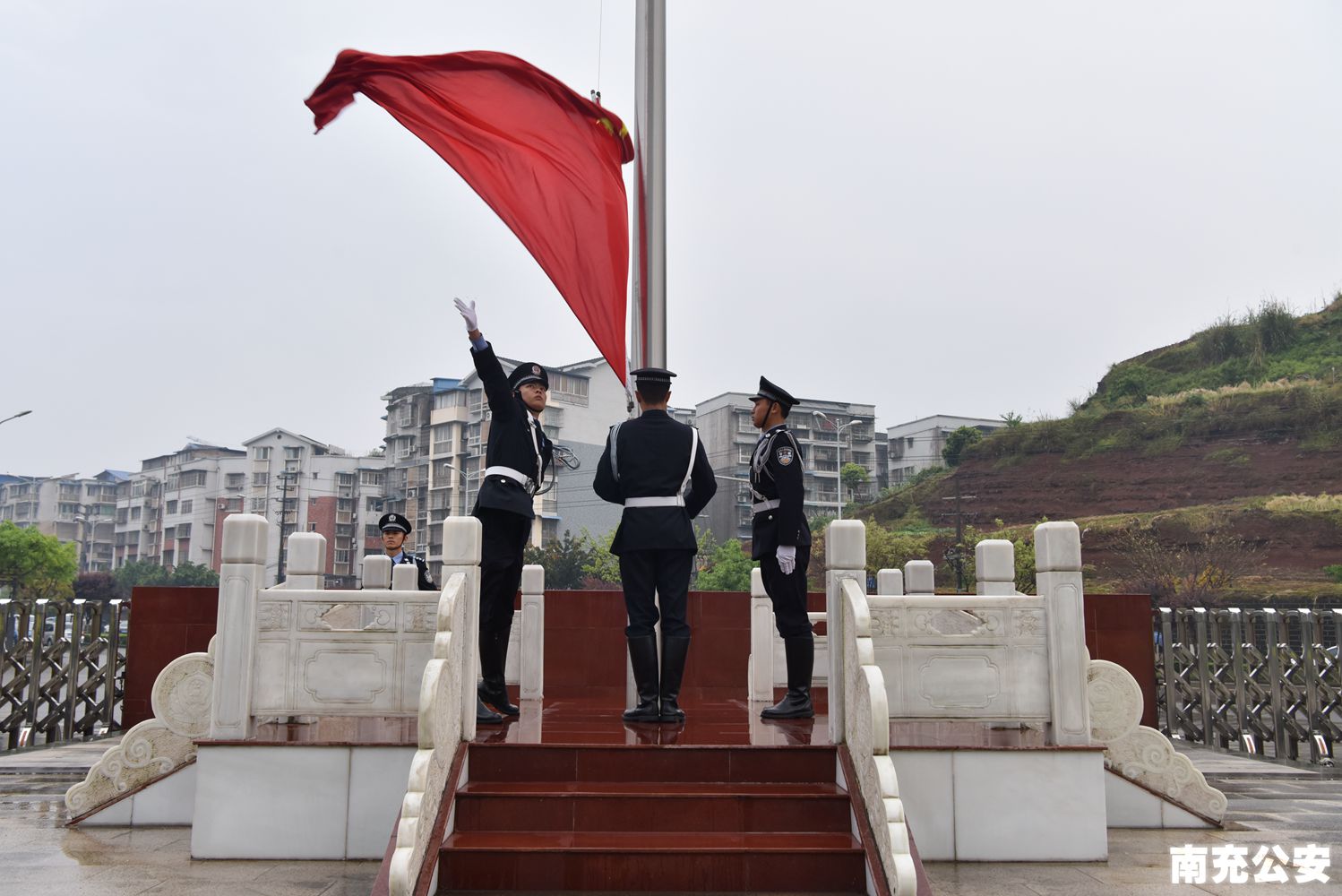 全市公安机关举行升国旗仪式