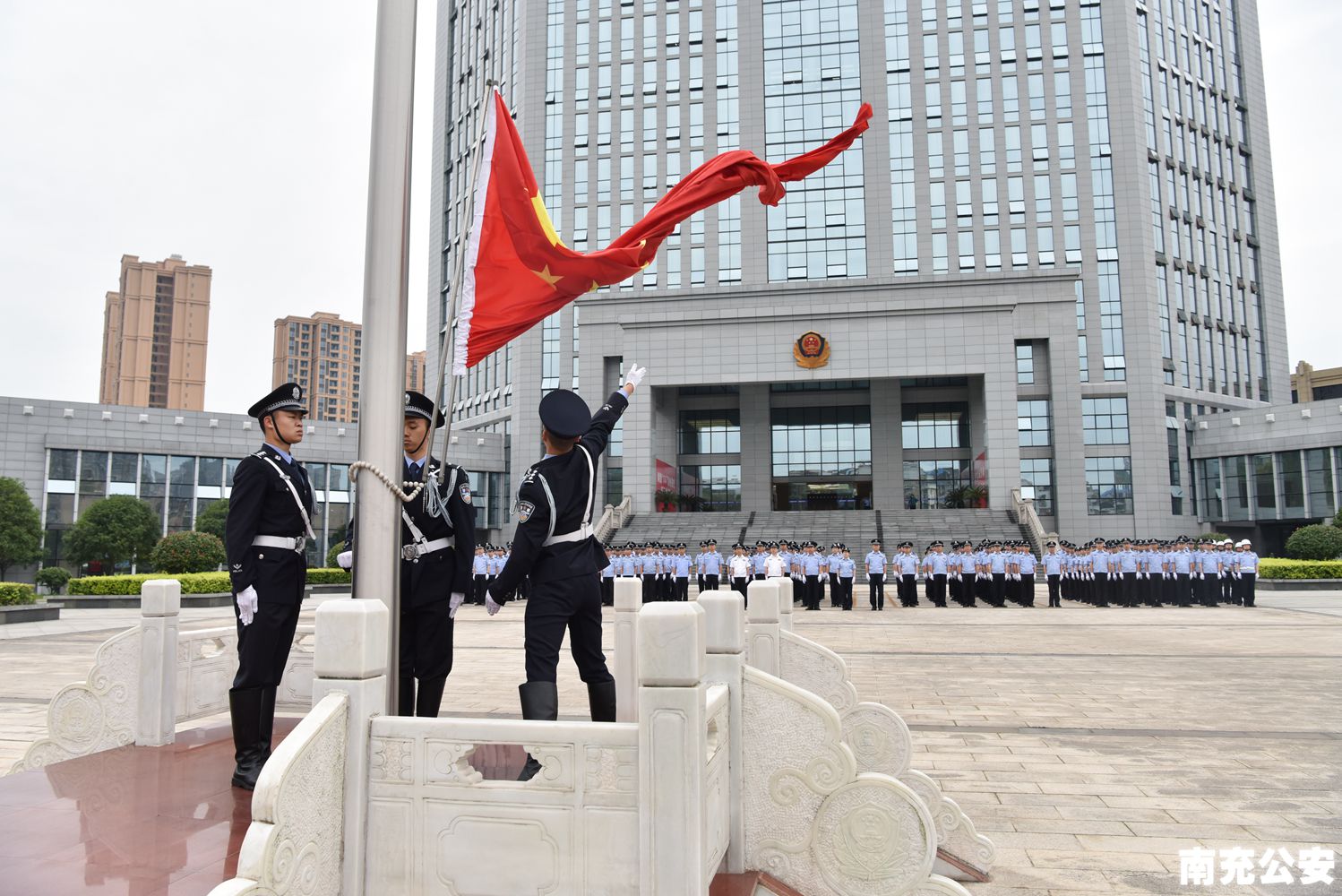 全市公安机关举行升国旗仪式