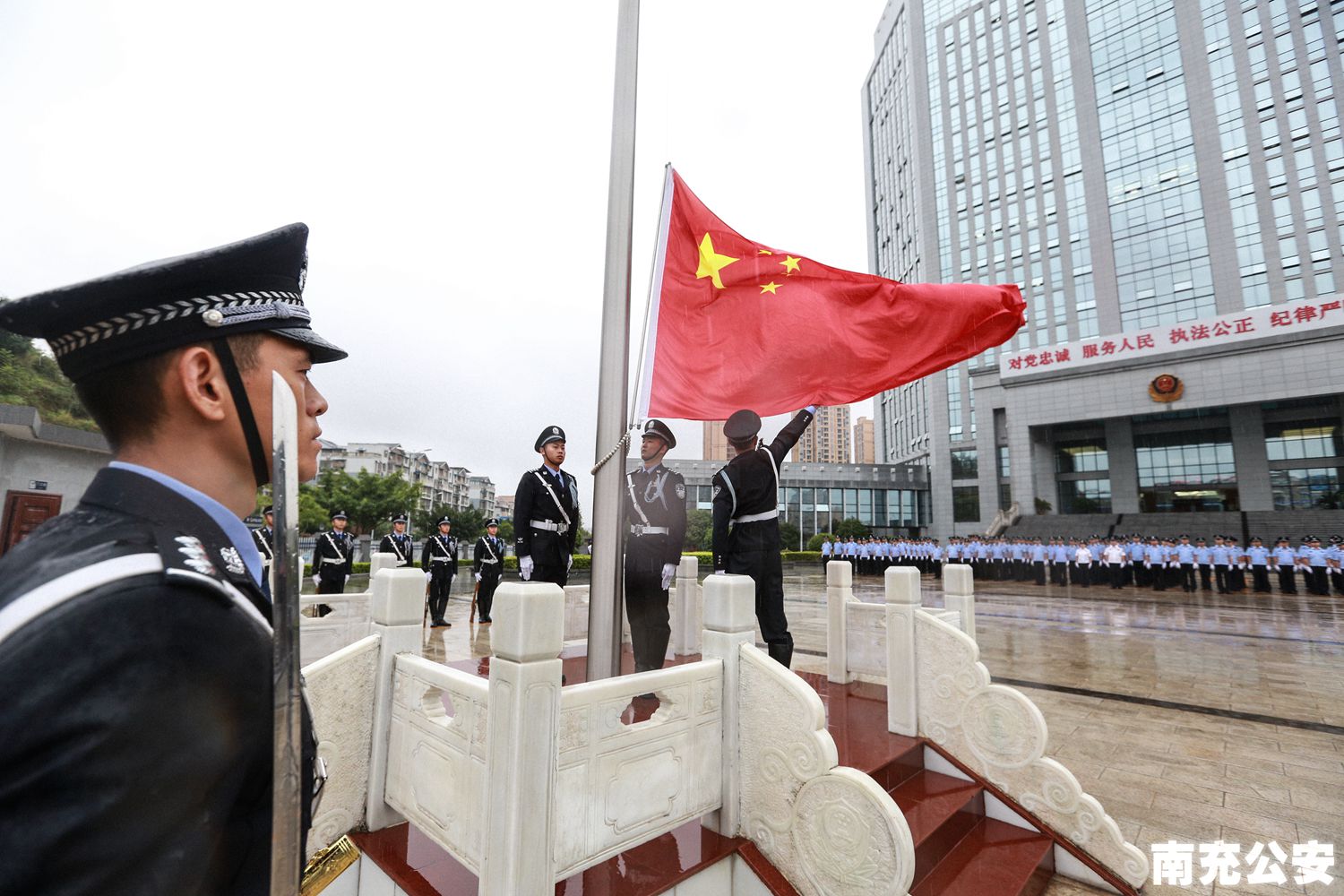 全市公安机关举行升国旗仪式